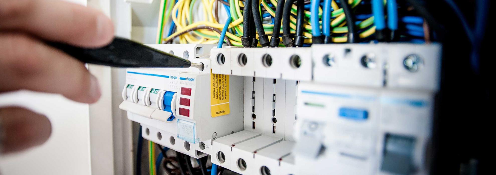 أنت بحاجة إلى كهربائي ذو خبرة يمكنه إصلاح جميع الأعطال الكهربائية بتكلفة رخيصة وبشكل صحيح